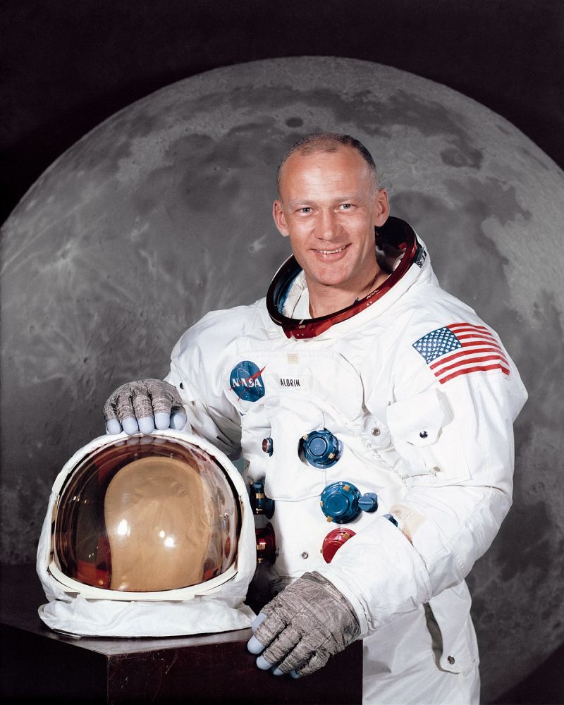 🚀 Buzz Aldrin walked on the Moon. Next: He got depressed and became an alcoholic.Here´s what happened: 👇