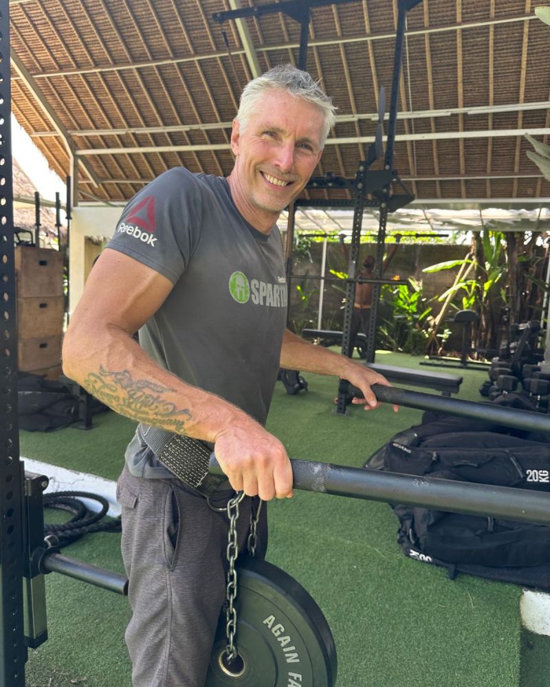 Last week in Curaçao, I was in the gym doing weighted pull-ups.